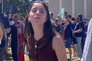 好甜内维斯19岁女友为巴黎决赛助威，太有初恋的感觉了