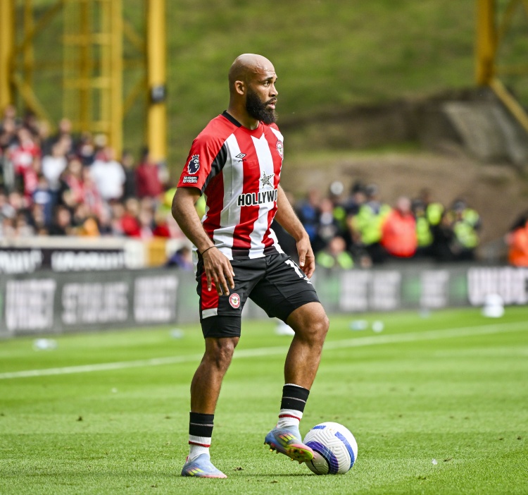 趣味挑战-曼晚：曼联仍在努力签下姆贝莫，以便他能参加季前赛