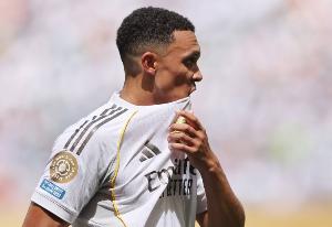 阿诺德：比赛最后阶段有些混乱，多特打进2球让局面再次紧张